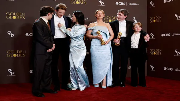 Joe Alwyn Golden Globes 2026 Wardrobe Malfunction