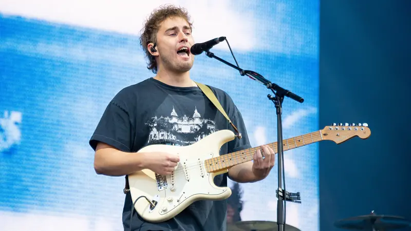 Sam Fender Still Rocks His Budget Peavey Strat Copy From His Parents' Divorce – The Humble Guitar That Shaped a Stadium Star