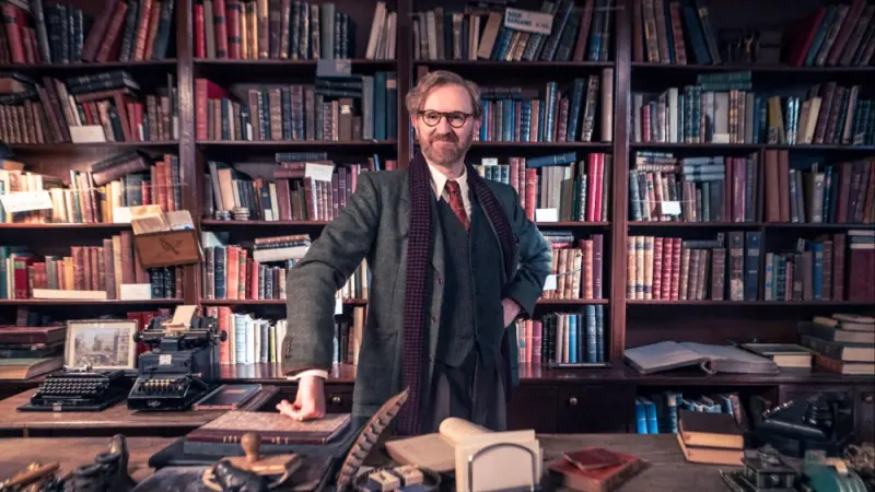 Mark Gatiss Pulls Back the Curtain on His Riveting New Mystery Series 'Bookish'—Plus His 'Fantastic Four' Gig and the Real Pain Behind the Murder Genre