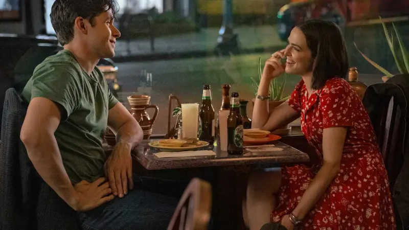 Zoey Deutch and Nick Robinson Rekindle a Teenage Connection in Netflix’s ‘Voicemails for Isabelle’ — Trailer Reveals a Heartfelt, Phone-Line Romance