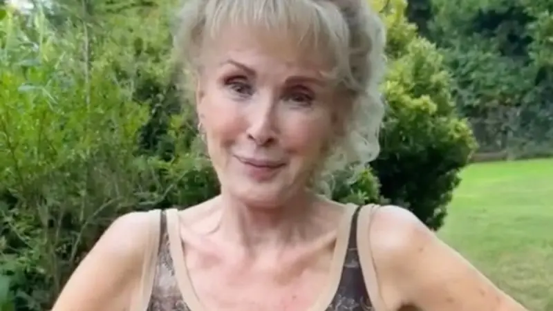 Coronation Street Legend Beverley Callard Triumphs Over Breast Cancer: Finishes Radiotherapy with a Smile