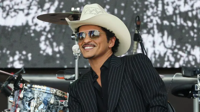 Bruno Mars Replaces Drake at No. 1, Secures Historic 19th Week on Hot R&B/Hip-Hop Songs Chart