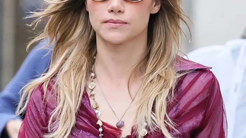 Suki Waterhouse Revives Y2K Style with Ultra-Low-Rise Jeans and Adidas SL 72 Sneakers — The Same It-Shoe Jennifer Aniston Loves