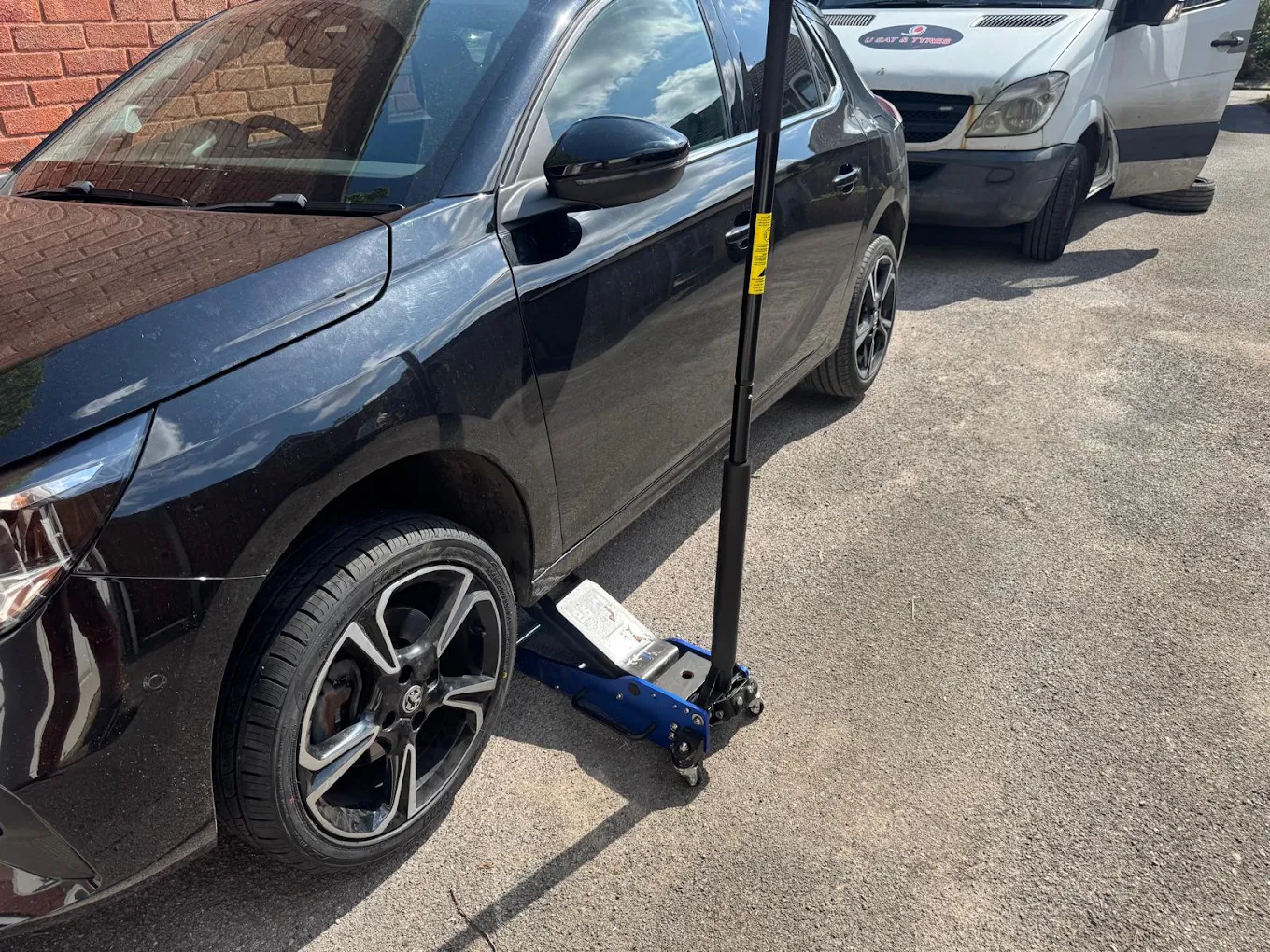 Mobile Tyre fitting ; U SAT & Tyres Southampton